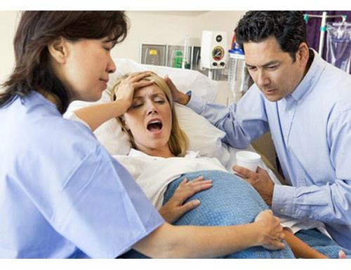 Mẹ có tiền sử sinh mổ. Nếu bạn đã từng sinh mổ, hãy trao đổi trực tiếp với bác sĩ về phương pháp sinh cho lần tiếp theo. Ngoài ra nếu mẹ có tiền lệ về phẫu thuật: từng mổ tử cung, các vết khâu mổ phẫu thuật không tốt, sau khi mổ bị viêm nhiễm…thì cũng nên sinh mổ. Mẹ có tiền sử sinh mổ. Nếu bạn đã từng sinh mổ, hãy trao đổi trực tiếp với bác sĩ về phương pháp sinh cho lần tiếp theo. Ngoài ra nếu mẹ có tiền lệ về phẫu thuật: từng mổ tử cung, các vết khâu mổ phẫu thuật không tốt, sau khi mổ bị viêm nhiễm…thì cũng nên sinh mổ.