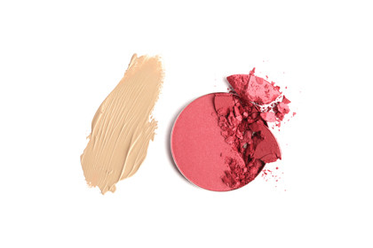 Không lựa chọn các mỹ phẩm chứa dầu: Đa số các loại tinh dầu không an toàn cho da mụn. Các mỹ phẩm được chế tạo từ dầu hỏa, dầu khoáng và dầu hoa hướng dương là những loại tinh dầu không thể thấm qua lỗ chân lông. Do vậy, thành phần dầu trong mỹ phẩm sẽ làm tắc lỗ chân lông, làm tình trạng mụn của bạn ngày một trầm trọng hơn.