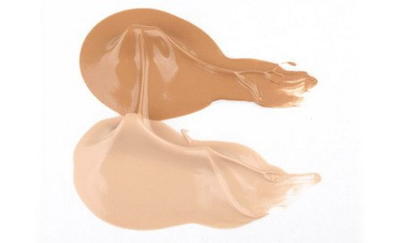 Lựa chọn kem dưỡng ẩm và phấn trang điểm thật chuẩn. Trước khi trang điểm, nên lựa chọn kem dưỡng ẩm dành riêng cho da mụn. Thay vì những loại kem dưỡng ẩm mang lại cảm giác mềm mại và dễ chịu cho da thường, nên sử dụng kem dưỡng ẩm dạng lỏng hoặc huyết thanh để có thể thẩm thấu da tốt hơn và chống nhờn.