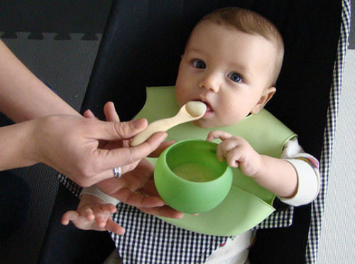 Việc điều đầu tiên bạn nên làm là giảm lượng sữa cho bé bú. Sau đó, bạn nên tập cho bé ăn từ bột ngọt mới đến bột mặn hoặc ban đầu chỉ cho nước cháo xay loãng. Một điều quan trọng nữa là bạn không để bé cảm thấy… kinh hãi khi phải ăn bột.