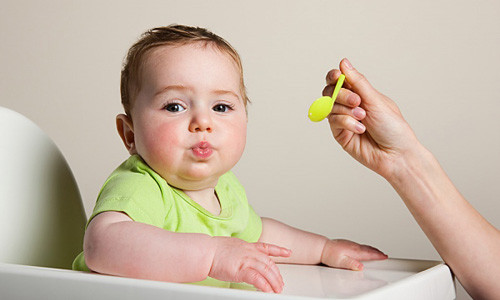 Thêm vào đó, ăn lâu nên dẫn tới thời gian bữa sau lại gần kề, con chưa kịp "thở" đã phải "chiến đấu tiếp hiệp sau", bé sẽ có tâm lý sợ, ghét ăn, không hào hứng với việc ăn uống. Các bà mẹ nên tập trung cho con ăn trong khoảng dưới 30 phút, nếu bé chưa ăn hết, bạn vẫn nên dọn đi luôn.