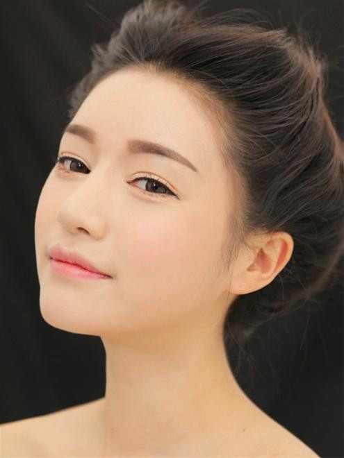 Môi hồng/môi trái đào. Có thể nói đặc trưng của trang điểm phong cách Hàn Quốc đó là tập trung vào vẻ tự nhiên. Đó là lí do vì sao bất chấp thời gian, việc sử dụng màu hồng, màu trái đào cho môi vẫn không bao giờ bị coi là lỗi thời.