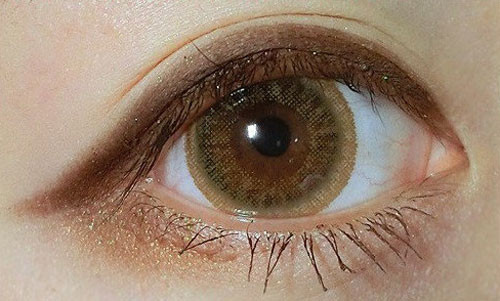 Kẻ mắt màu nâu. Với hầu hết các phần trên gương mặt, các cô gái xứ Hàn yêu thích kiểu trang điểm tự nhiên và ngọt ngào. Khi xu hướng son môi nổi bật ngày càng được yêu thích, họ sẽ lựa chọn viền mắt nâu thay thế cho màu đen truyền thống để giữ gương mặt tự nhiên.