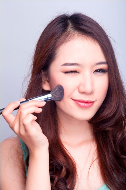 Má hồng sáng. Đánh má hồng với tông màu sáng cũng không nằm ngoài mục đích khai thác và phát huy vẻ đẹp tự nhiên cho khuôn mặt. Các tông màu tối tuy tạo cảm giác cho gò má cao, khiến đường nét khuôn mặt thêm góc cạnh và ấn tượng nhưng cũng khiến bạn gái trông dừ hơn so với việc dùng tông màu sáng cho má. Bạn đừng quên cân nhắc sự phù hợp về tuổi tác, ăn mặc, đặc điểm gương mặt, kiểu tóc,… trước khi lựa chọn cách lựa chọn “trang điểm búp bê” này nhé!