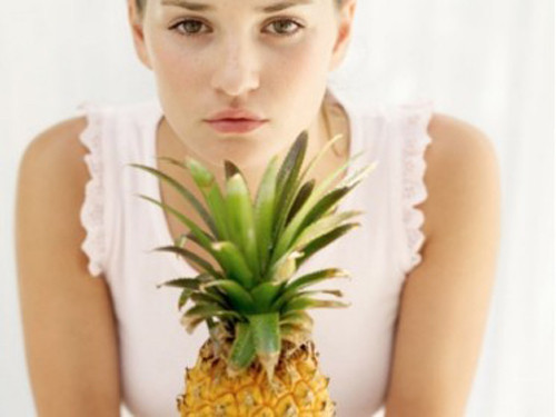 Giảm cân. Các enzyme có chứa trong dứa sẽ có tác dụng thúc đẩy quá trình tiêu hóa thức ăn và làm giảm lượng chất béo trong cơ thể một cách đáng kể. Bên cạnh đó, dứa còn có tác dụng chống lại tác hại của quá trình oxy hóa, vậy nên nếu bạn uống nước dứa ép đều đặn sẽ không chỉ giúp giảm cân mà còn trẻ lâu hơn.