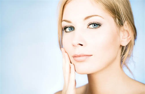 Dứa giúp cải thiện tình trạng da khô. Da bị khô, da bị chai sạn do thiếu chăm sóc sẽ được cải thiện rất hiệu quả nhờ tinh chất từ dứa. Dứa sẽ giúp tẩy tế bào chết ở vùng da bị khô, bị chai sạn nhờ thành phần là alpha – hy droxyl. Bạn có thể kết hợp dứa với các nguyên liệu như bạc hà để chăm sóc da sẽ giúp da bạn được thư giản, tạo cảm giác mát nhẹ. Dùng dứa để chăm sóc khu vực bàn chân, gót chân cũng là cách giúp bạn thư giãn và chăm sóc cơ thể tốt hơn.