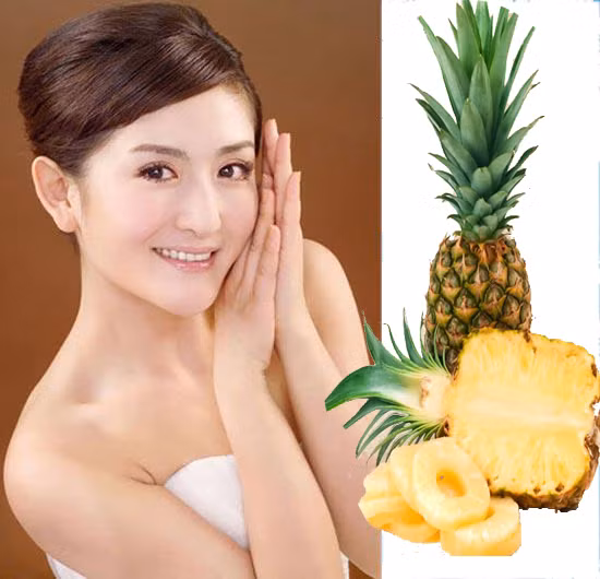 Dứa tẩy da chết. Không chỉ có tác dụng làm sạch bụi bẩn, làm biến mất lớp tế bào già cũ mà dứa còn làm sáng da, trẻ hóa da toàn thân cho làn da phụ nữ. Cần 1 quả dứa tươi và 1 bát con đường. Trước hết, hãy cắt dứa thành 3 – 4 lát mỏng, to bản, ăn phần cùi và phết đường lên phần vỏ dứa to bản. Sau khi tắm qua với nước ấm, bạn dùng lớp vỏ dứa phết đường chà xát lên toàn thân. Đường sẽ nhẹ nhàng lấy đi lớp da chết, các vitamin A, C, E trong dứa sẽ nuôi dưỡng làn da, giúp làn tươi trẻ lâu dài.