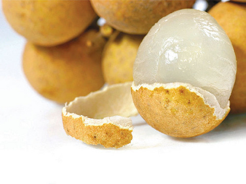 Làm đẹp da. Long nhãn cũng được biết đến là “biệt dược” cho làn da đẹp. Với khả năng chống lão hóa nên có khả năng tăng cường sức khỏe cho da, đặc biệt là đối với da ở khu vực mắt, nó giúp làm giảm nếp nhăn và làm sáng da.