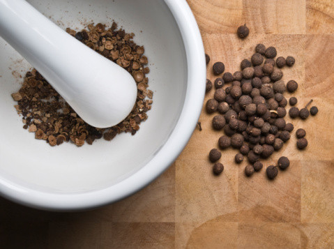 Bột hạt nhãn giúp khử mùi hôi nách. Lấy bột hạt nhãn trộn đều với dấm chua, bôi lên vùng nách. Chỉ vài lần mà mùi hôi đã đỡ rồi hết hẳn, cho bạn cơ thể thơm tho. Ngoài ra, theo nghiên cứu về dược lý cho thấy trong long nhãn có tác dụng bổ huyết và trấn tĩnh, chữa hồi hộp do thần kinh; thuốc sắc long nhãn có tác dụng hạn chế trực khuẩn lỵ ngoài cơ thể và khuẩn nấm tiểu nha bào.