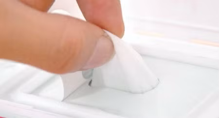 Có thể dùng khăn sạch ướt, quần áo sạch ướt đắp lên vùng bỏng (thay khăn mát thường xuyên vì khăn cũng hấp thu nhiệt và giữ nhiệt).