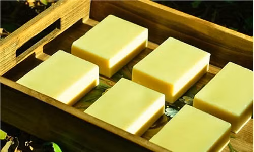 Sản phẩm làm ra có thể sử dụng trong vòng từ 1-2 tháng và đặc biệt an toàn, có thể sử dụng cho em bé hoặc những người dễ dị ứng. Thông thường một mẻ 2kg sữa sẽ mất 40-60 phút chế biến.