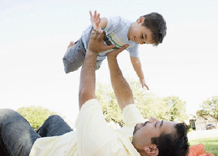 Xương chắc hơn. Nghiên cứu từ Bristol cho thấy rằng, những đứa trẻ sinh ra vào cuối mùa hè hoặc đầu mùa thu có xương dày hơn (12,75 cm2) so với những trẻ sinh ra vào những thời điểm khác trong năm. Điều này rất có lợi, giúp các em giảm nguy cơ gãy xương, loãng xương.