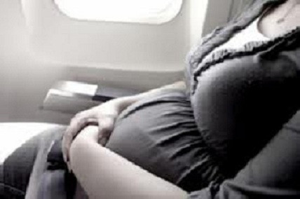 Do tăng lượng ure: Thận của bạn phải làm việc thêm 30-50% trong suốt quá trình mang thai kết quả là lượng ure tăng vọt. Hơn nữa tử cung ngày một lớn và chèn ép lên bàng quang khiến bạn khó chịu và phải đi tiểu khá thường xuyên. Khi con bạn càng năng động thì càng ảnh hưởng đến giấc ngủ của bạn.