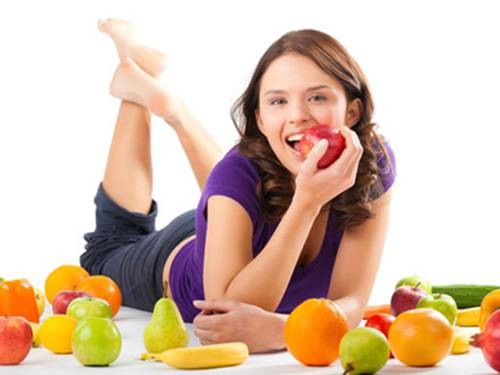 Ăn hoa quả thay cơm. Cơ thể chúng ta mỗi ngày cần khoảng 50 loại chất dinh dưỡng, đặc biệt là cần khoảng 65g protein, trên 20g chất béo/ngày để duy trì sự sống, làm mới và tái tạo cho các cơ quan, tế bào. Hoa quả chứa hàm lượng nước trên 85%, protein không đến 1%, hầu như không có chất béo vì vậy, hoa quả mặc dù ngon miệng nhưng chỉ có thể làm dinh dưỡng bổ sung, không nên ăn quá nhiều.