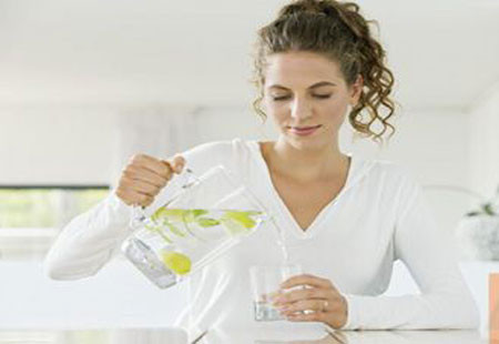 Dùng chanh và giấm giảm cân. Như chúng ta đã biết, chanh là một nguồn cung cấp vitamin, có thể làm giảm tàn nhang và đốm đen. Trong khi đó, giấm có thể để phân hủy các chất béo. Vì vậy, một số người tin rằng uống giấm chanh sau bữa ăn có thể làm cho da đẹp. Tuy nhiên, nếu không dùng đúng cách cả chanh và giấm nó sẽ làm tổn hại đến dạ dày của bạn.