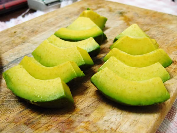 Ăn quá nhiều bơ để giảm cân? Bơ là loại trái cây rất tốt bởi nó có hàm lượng dinh dưỡng cao, giàu vitamin và khoáng chất. Tuy nhiên, quả bơ lại rất giàu calo. Bơ chứa chất béo đơn không bão hòa và hàm lượng protein cao nhất so với các loại quả khác, cao gần như tương đương với sữa.