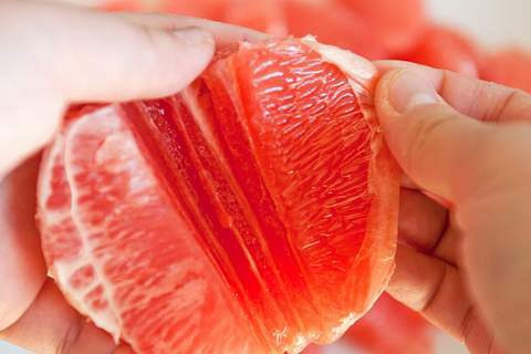 Ăn bưởi thay bữa trưa. Một số người thường thay thế một bữa ăn bằng bưởi. Thực tế, bưởi chứa nhiều vitamin C nhưng ít đường. Nếu chúng ta thay thế một bữa ăn chỉ có bưởi, lượng calo cung cấp cho cơ thể sẽ thấp. Tuy nhiên, nếu dạ dày của bạn không tốt, bạn không nên thử bằng phương pháp này.