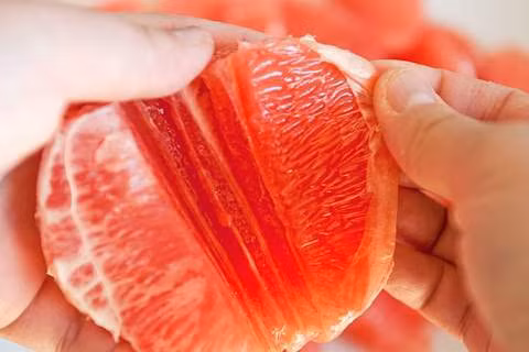 Ăn bưởi thay bữa trưa. Một số người thường thay thế một bữa ăn bằng bưởi. Thực tế, bưởi chứa nhiều vitamin C nhưng ít đường. Nếu chúng ta thay thế một bữa ăn chỉ có bưởi, lượng calo cung cấp cho cơ thể sẽ thấp. Tuy nhiên, nếu dạ dày của bạn không tốt, bạn không nên thử bằng phương pháp này.