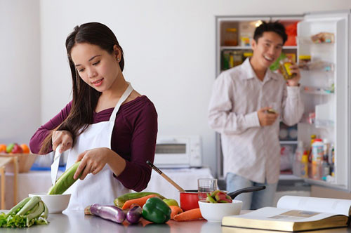 Điều quan trọng là không nên bỏ một bữa ăn nào hoặc nhịn đói quá lâu. Nếu bạn đi làm hãy đem theo bữa ăn nhỏ vào văn phòng, vài cái bánh quy, một ít trái cây, đậu phộng. Tránh mang kẹo, khoai tây chiên, bánh bao nhân nho và sôcôla. Chúng có nhiều calo không cần thiết mà lại không tốt.