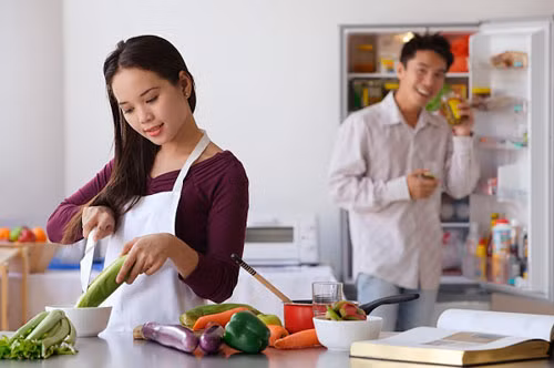 Điều quan trọng là không nên bỏ một bữa ăn nào hoặc nhịn đói quá lâu. Nếu bạn đi làm hãy đem theo bữa ăn nhỏ vào văn phòng, vài cái bánh quy, một ít trái cây, đậu phộng. Tránh mang kẹo, khoai tây chiên, bánh bao nhân nho và sôcôla. Chúng có nhiều calo không cần thiết mà lại không tốt.