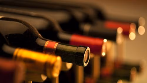 Không nên ăn gì khi mang thai tháng đầu tiên? Những thức uống có cồn làm tăng nguy cơ sinh non, tệ hơn là FAS (Hội chứng bào thai nhiễm cồn). FAS gây chậm phát triển thể chất và trí tuệ, các vấn đề về tim và hệ thần kinh cũng như khiếm khuyết trên khuôn mặt.