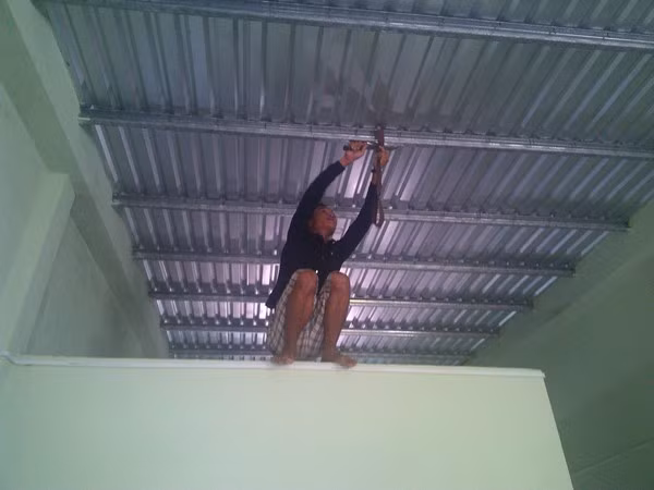 Khi hiểu ra được việc làm sai trái của mình, Hào Anh đã chủ động lên tháo dây khỏi trần nhà và hứa sẽ không suy nghĩ dại dột.