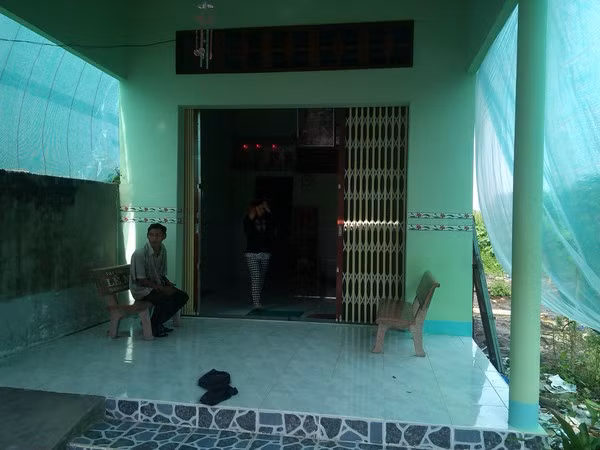 Hiện cha mẹ Hào Anh đã quay trở lại nhà, bỏ qua tất cả lỗi lầm của con trai.