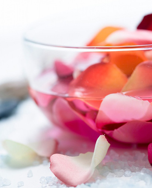 Không phân biệt rõ công dụng của nước hoa hồng. Các loại nước hoa hồng có công dụng khác nhau nước hoa hồng làm sạch, se khít lỗ chân lông, hay nước hoa hồng chuyên dụng... nên bạn phải chọn đúng loại nước hoa hồng phù hợp nhu cầu.