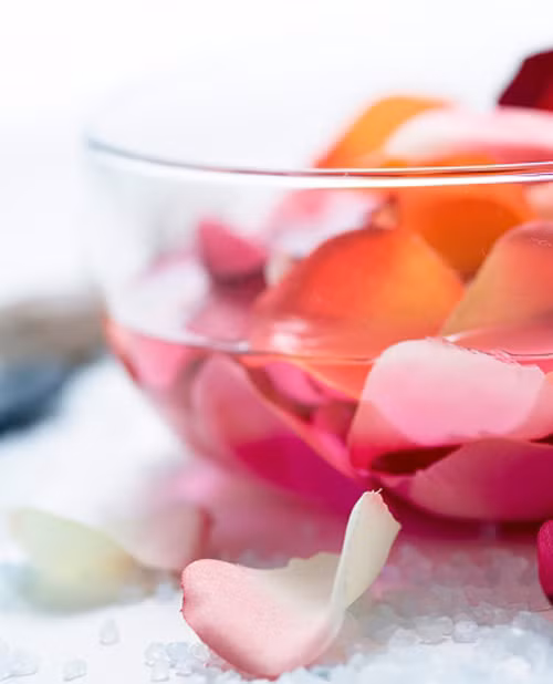 Không phân biệt rõ công dụng của nước hoa hồng. Các loại nước hoa hồng có công dụng khác nhau nước hoa hồng làm sạch, se khít lỗ chân lông, hay nước hoa hồng chuyên dụng... nên bạn phải chọn đúng loại nước hoa hồng phù hợp nhu cầu.