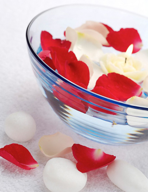 Không dùng nước hoa hồng chứa cồn. Nhiều người cho rằng nước hoa hồng chứa cồn là không tốt, vì nó gây kích ứng da. Nhưng trên thực tế, lượng cồn nhất định trong nước hoa hồng giúp tẩy sạch dầu thừa và bụi bẩn ở các lỗ chân lông, làm se lỗ chân lông. Do đó lượng cồn này rất cần thiết, đặc biệt là da nhờn.