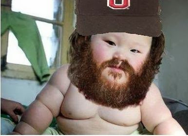 Không nhưng râu rậm mà em bé này còn có cơ bắp cuồn cuộn nhé!