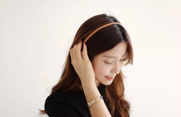 Trị gàu. Gừng được xem là chất khử trùng đặc biệt, vì vậy có thể dùng nước gừng ấm thay thế dầu gội đầu để khắc phục vấn đề này. Trước tiên nên thái gừng tươi thành những miếng nhỏ hoặc giã nát, sau đó đắp đều lên da đầu khoảng 10-15 phút, cuối cùng dùng nước gừng ấm gội lại thật sạch.