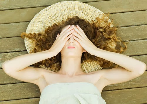 Khử mùi vùng da dưới cánh tay. Sử dụng phấn rôm em bé dưới cánh tay thay cho lăn khử mùi. Phấn giúp hấp thụ mồ hôi đổ ra và cho bạn một hương thơm dễ chịu.