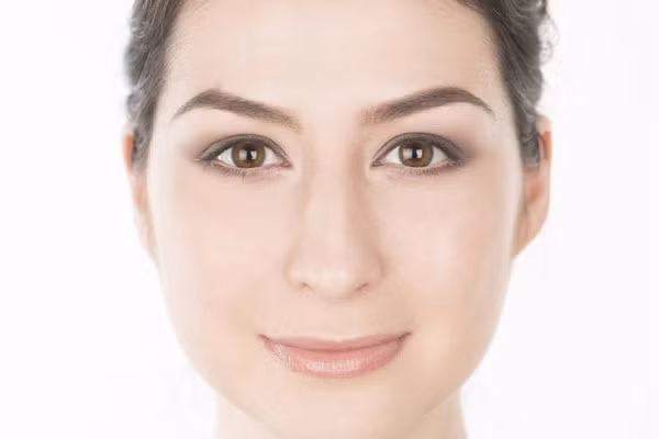 Dùng làm phấn phủ kiềm dầu. Sử dụng một cây cọ lớn, nhúng phấn rôm và phẩy nhẹ lên mặt sau khi trang điểm xong, phấn rôm có thể hoạt động như một lớp phấn bột kiềm dầu trong trường hợp chẳng may bị hết. Tuy nhiên bạn nên lấy rất ít phấn rôm để không bị trắng mặt.