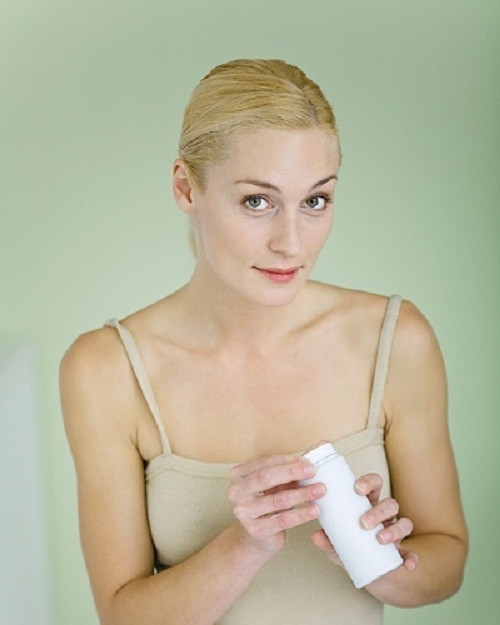 Dùng làm trắng da: Khi bạn mặc đồ ngắn hoặc áo sát nách, nếu không tự tin về làm da của mình thì có một mẹo cho bạn là thoa phấn rôm đều lên những vùng da hở. Bạn sẽ ngạc nhiên vì da mình mịn màng và trắng lên rất nhiều. Để hiệu quả hơn, bạn nên bôi một lớp kem chống nắng rồi mới xoa phấn rôm lên. Điều này vừa giúp phấn rôm lâu trôi, lại giúp da nhìn trắng đều hơn.