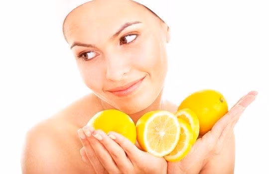 Diệt khuẩn khoang miệng. Dùng nước chanh để tươi mát hơi thở của bạn. Chanh đã được sử dụng trong nhiều năm (chủ yếu là pha với nước để làm nước chanh). Các axit trong chanh, giúp tiêu diệt vi khuẩn trong miệng của bạn. Sử dụng những thủ thuật nước ép chanh có thể giúp bạn tiết kiệm tiến. Chanh rất có lợi và là một cách tự nhiên để làm đẹp.