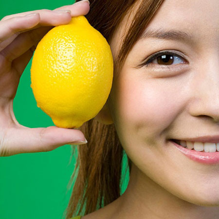 Nhuộm tóc: Kì lạ phải không. Nhưng quả thực bạn có thể tự chế thuốc nhuộm highlight tóc với nước cốt chanh. Bôi một chút nước cốt chanh lên tóc trước khi ra tiếp xúc với ánh nắng mặt trời. Tinh chất chanh sẽ giúp bạn có một màu tóc “cháy nắng” đẹp tự nhiên. Không chỉ vậy, nước chanh còn giúp điều trị da đầu khô và gàu.