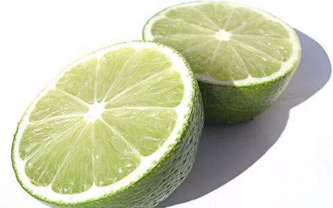 Trị gàu và rụng tóc bằng nước cốt chanh. Bạn cần chuẩn bị 10 quả chanh tươi đã bổ đôi, vắt lấy nước cốt. Sau đó bôi trực tiếp nước cốt chanh lên da đầu và mái tóc. Gội đầu sạch sẽ, lấy khăn nóng ủ lên mái tóc để da đầu bong gầu và lỗ chân lông mở rộng. Tiếp tục lấy nước cốt chanh bôi lên da đầu và toàn mái tóc, mát xa nhẹ nhàng bằng đầu ngón tay trong 30 phút. Cuối cùng gội lại bằng nước ấm.