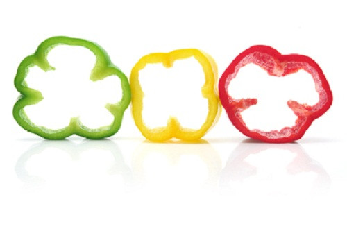 Mặt nạ ớt chuông trị nám. Bên cạnh việc dùng để trang trí thêm phần bắt mắt cho các món ăn, ớt chuông đỏ cũng chứa rất nhiều hoạt chất trong việc trị nám da của phái đẹp. Bạn đơn giản chỉ cần băm nhỏ một trái ớt chuông đỏ và đắp chúng lên mặt trong khoảng 30 phút rồi rửa lại bằng nước lạnh. Nếu muốn tăng thêm hiệu quả, bạn có thể sử dụng kem dưỡng sau khi đắp mặt nạ này. Và nhớ chú trọng đắp lên vùng da bị nám để đạt được hiệu quả tốt nhất.