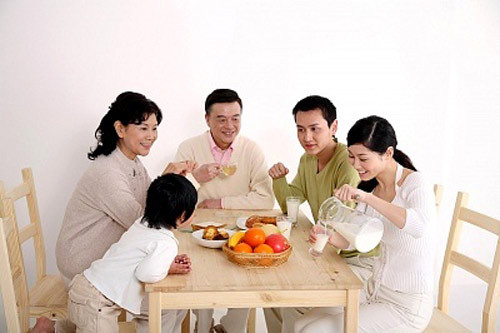 Ngồi ăn cùng gia đình. Học hỏi, bắt chước người lớn là một kỹ năng mà các bé cập nhật rất nhanh. Vì vậy, thay vì cho con ngồi ăn một mình, bạn hãy thu xếp để bé ăn cùng gia đình hoặc bạn ăn cùng lúc cho bé ăn. Vừa ăn vừa trò chuyện, vừa bày bé nhai, nuốt… bé vừa thích thú vừa học hỏi rất nhanh.