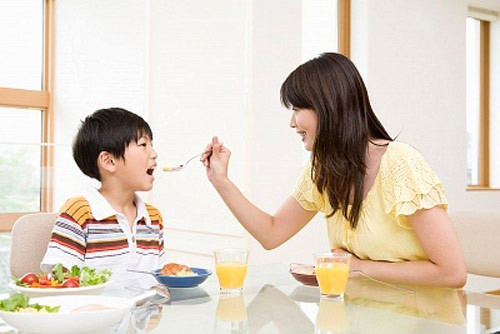 Không cho xem tivi. Xem tivi thường làm bé mất tập trung, sẽ nuốt chửng thức ăn theo quán tính hoặc ngậm cứng mà không nuốt. Nuốt chửng sẽ làm bé dễ ói nếu ăn phải thức ăn thô khó nuốt; ngậm lâu dài lại trở thành thói quen, khi không có tivi bé vẫn ngậm. Vì thế, đến bữa ăn, bạn chỉ nên cho bé tập trung vào khay thức ăn.