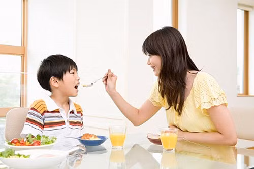 Không cho xem tivi. Xem tivi thường làm bé mất tập trung, sẽ nuốt chửng thức ăn theo quán tính hoặc ngậm cứng mà không nuốt. Nuốt chửng sẽ làm bé dễ ói nếu ăn phải thức ăn thô khó nuốt; ngậm lâu dài lại trở thành thói quen, khi không có tivi bé vẫn ngậm. Vì thế, đến bữa ăn, bạn chỉ nên cho bé tập trung vào khay thức ăn.