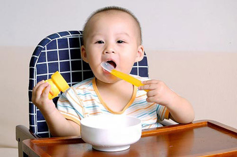 Cho bé sự tự chủ. Bạn hãy thử đổi phương án cho bé tự xúc ăn, tự bốc, cầm nắm… sẽ làm bé thích thú và ăn uống nhanh hơn.