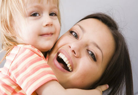 Dành tặng những lời khen và khuyến khích bé. Bất kỳ đứa trẻ nào cũng thích nhận được những lời động viên, khích lệ của cha mẹ. Những câu nói như: “con mẹ ăn giỏi quá!’ hay “con ăn ngoan quá!” sẽ giúp trẻ ‘phấn khích’ hơn trong ăn uống.