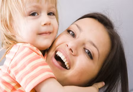 Dành tặng những lời khen và khuyến khích bé. Bất kỳ đứa trẻ nào cũng thích nhận được những lời động viên, khích lệ của cha mẹ. Những câu nói như: “con mẹ ăn giỏi quá!’ hay “con ăn ngoan quá!” sẽ giúp trẻ ‘phấn khích’ hơn trong ăn uống.