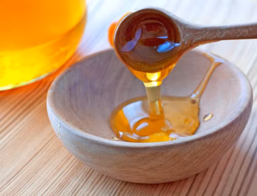 Mật ong. Mật ong có tác dụng tuyệt vời trong việc cung cấp dinh dưỡng và dưỡng ẩm cho làn da. Loại thực phẩm này còn có tác dụng giúp chị em loại bỏ hiệu quả hiện tượng “sần vỏ cam”. Mát xa quanh khu vực làn da bị “sần vỏ cam” với mật ong 15 phút mỗi ngày rồi rửa sạch với nước mát có thể giải thoát độc tố dưới da, làm săn chắc da. Từ đó ngăn chặn hiện tượng da sần sùi hiệu quả.