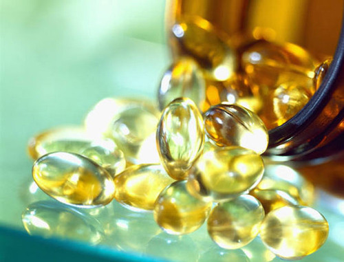 Vitamin A. Vitamin A giúp làn da phục hồi các mô nhanh chóng và thúc đẩy giải thoát độc tố cùng lượng mỡ thừa. Thực hiện chế độ ăn uống hợp lý giàu vitamin A như nhiều rau, các loại đậu, cà rốt… là giải pháp giúp chị em khắc phục hiện tượng “sần vỏ cam”.