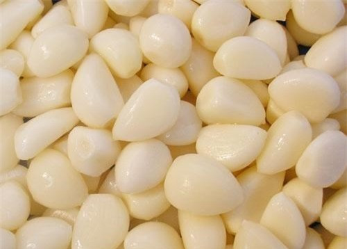 Tỏi. Nếu trẻ có vấn đề về tuần hoàn máu, ăn tỏi sẽ giúp con tăng cường sức đề kháng và lưu thông máu. Mặt khác trong tỏi chứa lưu huỳnh tự nhiên rất tốt cho thị giác. 1- 2 tép tỏi mỗi ngày là cách để tăng sức đề kháng cho cơ thể.