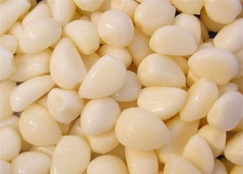 Tỏi. Nếu trẻ có vấn đề về tuần hoàn máu, ăn tỏi sẽ giúp con tăng cường sức đề kháng và lưu thông máu. Mặt khác trong tỏi chứa lưu huỳnh tự nhiên rất tốt cho thị giác. 1- 2 tép tỏi mỗi ngày là cách để tăng sức đề kháng cho cơ thể.