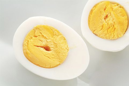 Lòng đỏ trứng gà. Lòng đỏ trứng là nguồn dinh dưỡng dồi dào giúp giảm nguy cơ thoái hóa điểm vàng. Bổ sung lutein, zeaxanthin và kẽm trong trứng là mẹ đã giúp trẻ ngăn chặn nhiều căn bệnh về mắt sau này. Trứng cũng là một thực phẩm không thể thiếu trong mỗi gia đình vì tính chất nhanh – ngon – bổ của nó.